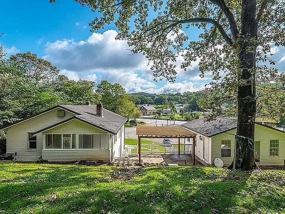 3rd image of 2627 Oakwood Cir