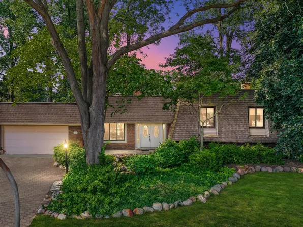 1317 Scottwood Ct, White Lake, MI 48383