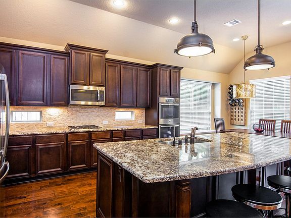 4th image of 11 Lufberry Pl