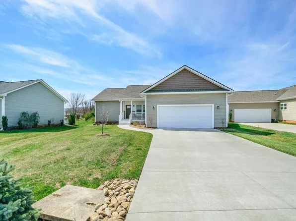 457 Riverwind Dr, Hendersonville, NC 28739