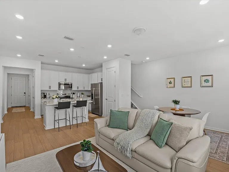 276 SW Sally Way — Photo 16