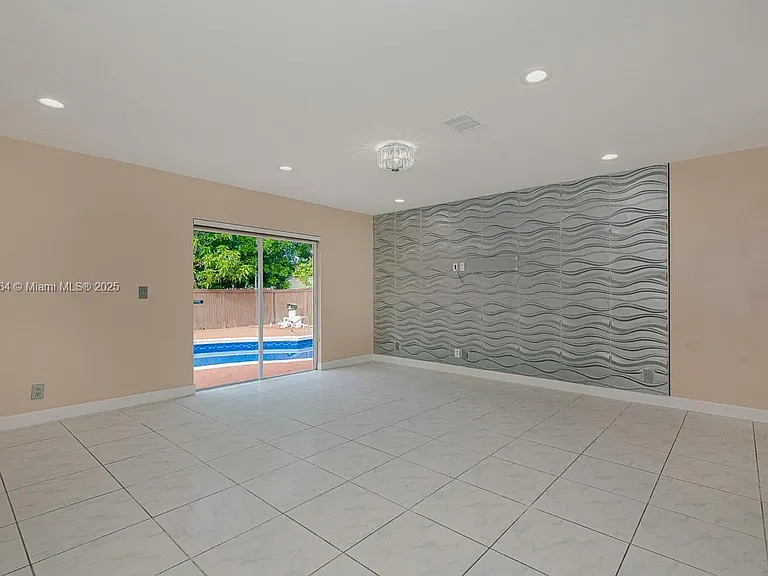 401 SW 76th Ter — Photo 6