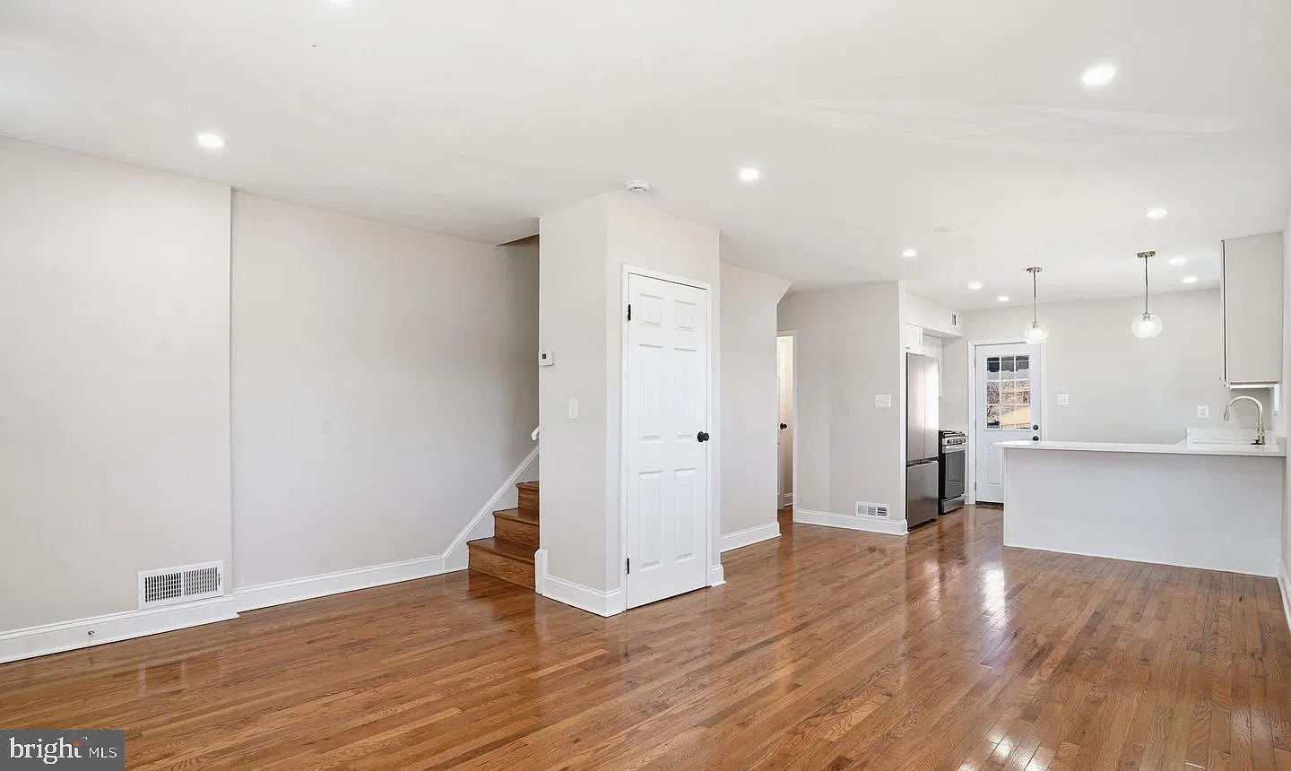5 bed, 2.0 bath, 1808 sqft, $6,000 — Photo 2