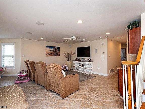 2nd image of 146 Roosevelt Blvd