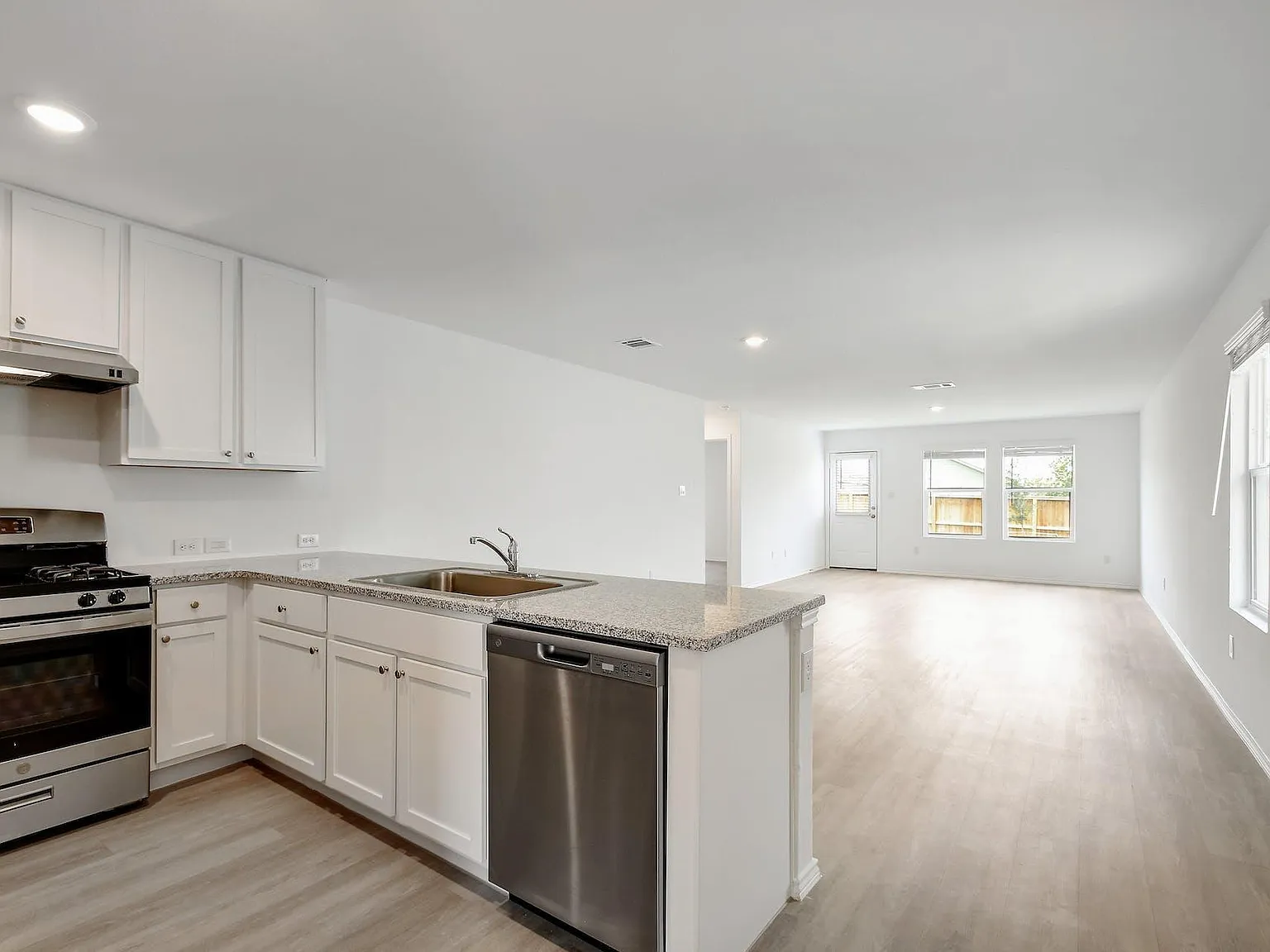 4 bed, 2.0 bath, 1616 sqft, $1,625 — Photo 4
