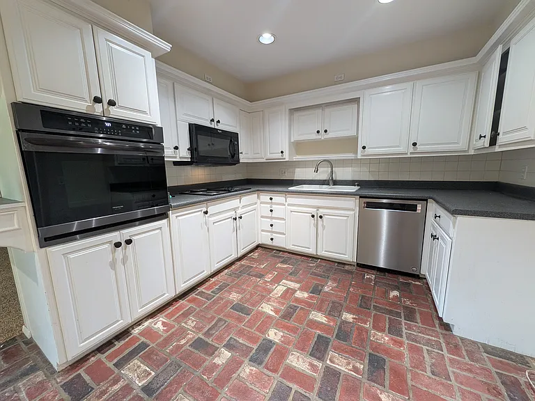 3810 N Rockwell Ave — Photo 8