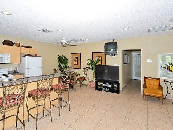 5th image of 2121 Wood St #135