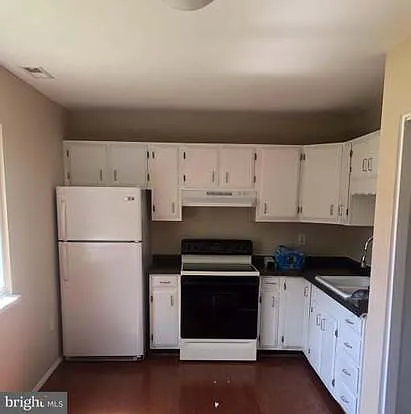 3 bed, 1200 sqft, $1,800 — Photo 1