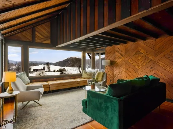 77 W Shore Trl, Sparta, NJ 07871