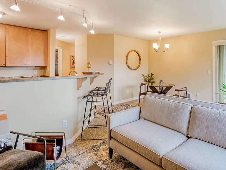 Sunset Summit Apartments — Photo 30