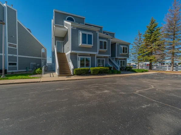 105 Millpoint Dr, Spring Lake, MI 49456