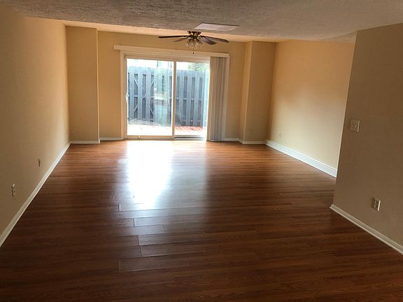 3rd image of 35 Knollwood Cir