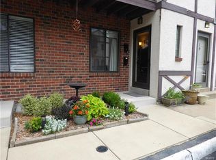 321 Barrington Square Est APT D, Saint Louis, MO 63122