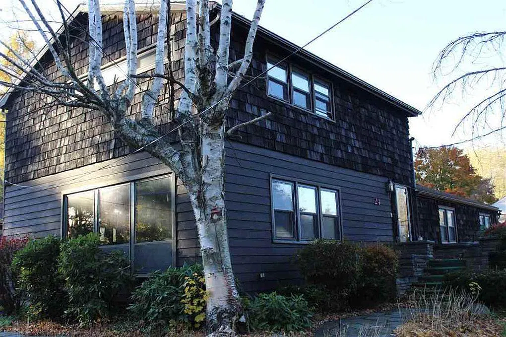 3 bed, 2160 sqft, $2,400 — Photo 1