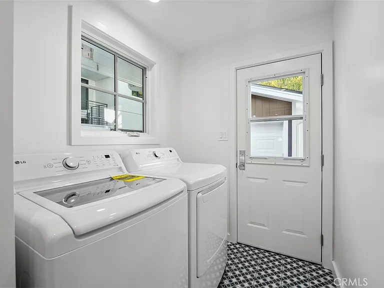 2549 N Beachwood Dr — Photo 27