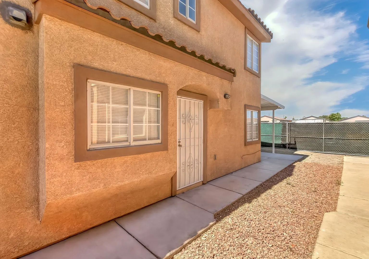 Move-In Ready 3bed / 2bath / 1 Garage Townhome * No Hoa * No Carpet - Built 2009 — Photo 3