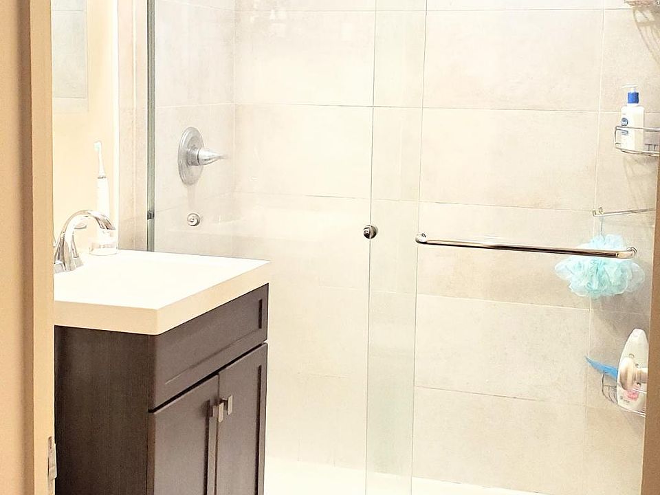 1st image of 425 Warren Dr #9