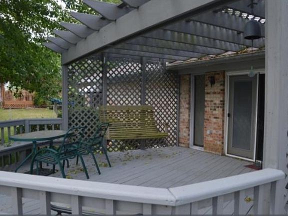 Large back deck with swing