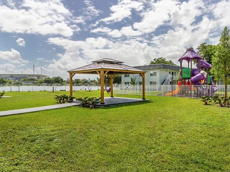 Lakehouse — Photo 18