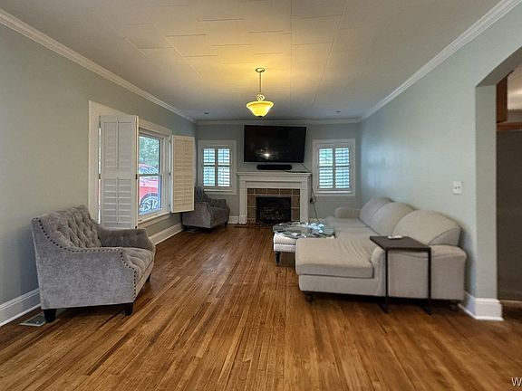 4th image of 909 Crawford Ave