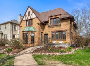 5800 N Kent Ave, Whitefish Bay, WI 53217