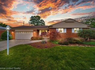 20438 River Oaks Dr, Dearborn Heights, MI 48127