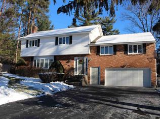 953 W Pine Hill Dr, Schenectady, NY 12303