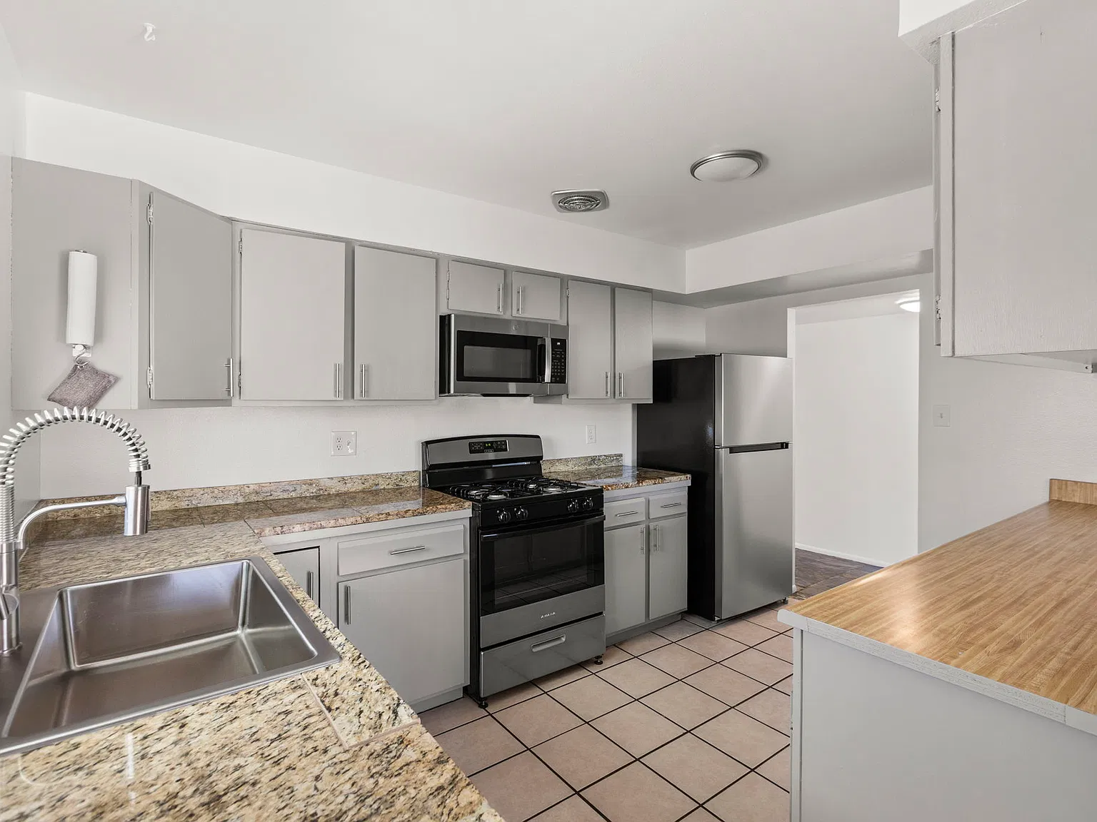 4 bed, 1895 sqft, $2,300 — Photo 4