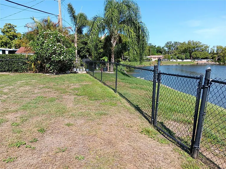 4864 Lake Charles Dr N — Photo 30