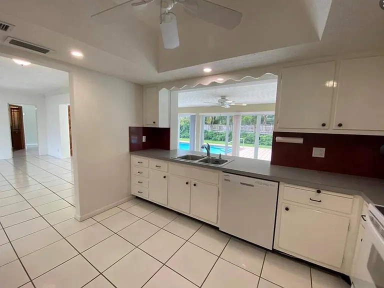 1230 SE 14th Dr — Photo 6