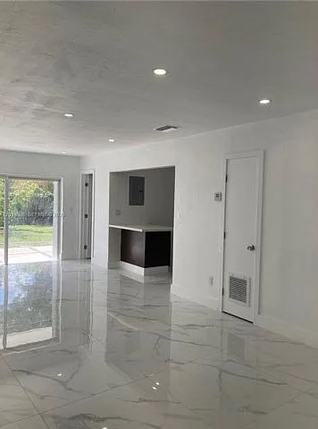 18767 SW 100th Ave — Photo 2