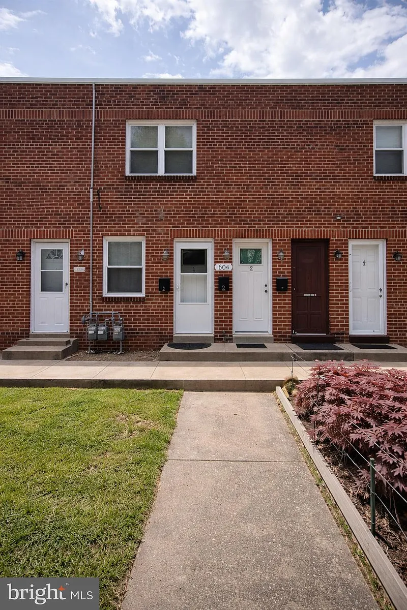 Building Photo - 604 17th St NE