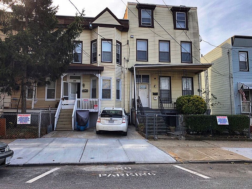 3 bedroom, 2 bath w/ parking