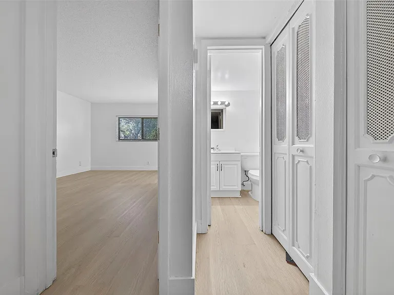 2201 NE 36th St #105 — Photo 12