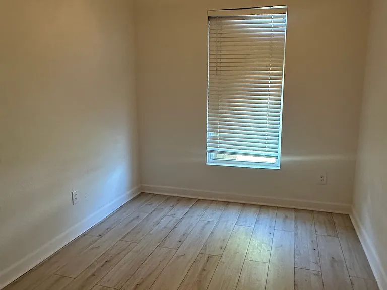 1431 E Crockett St — Photo 12