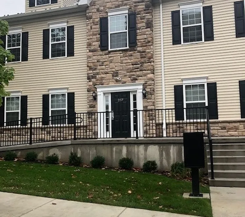 237 W Goepp St #202