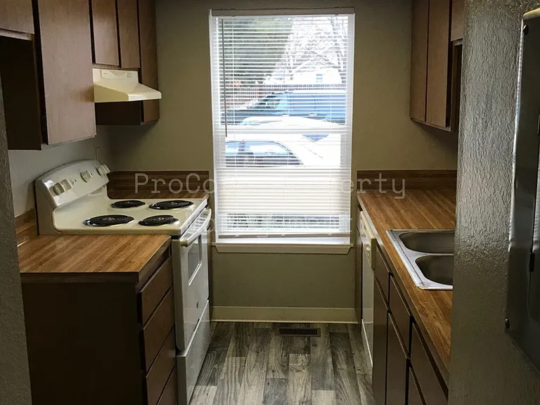 803 NW 2nd St — Photo 6