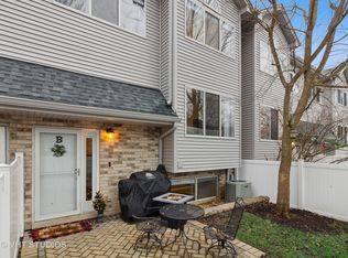 332 Park Ridge Ln #5-B, Aurora, IL 60504