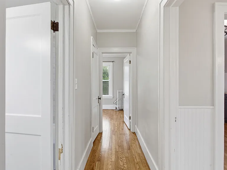 2823 Queen St — Photo 15