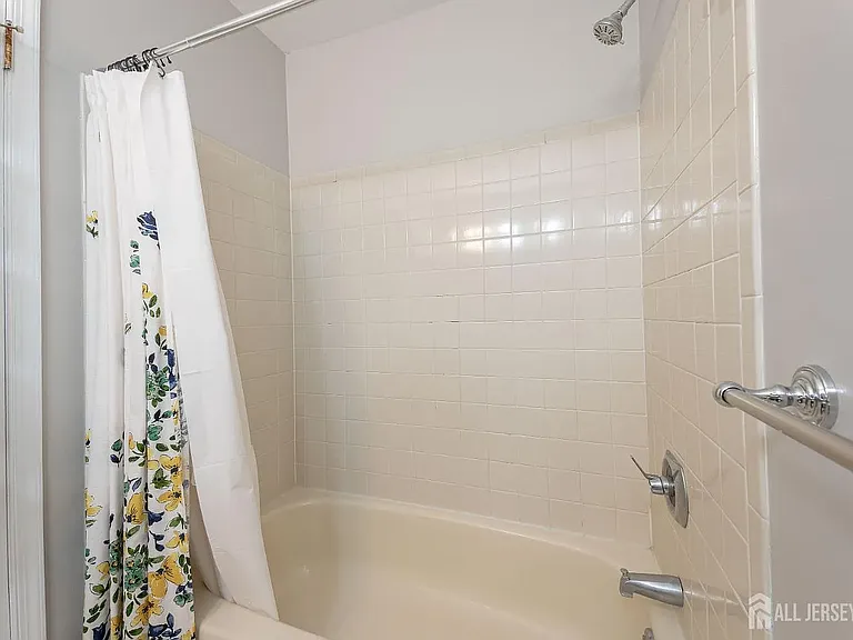 220 Hampshire Ct — Photo 14