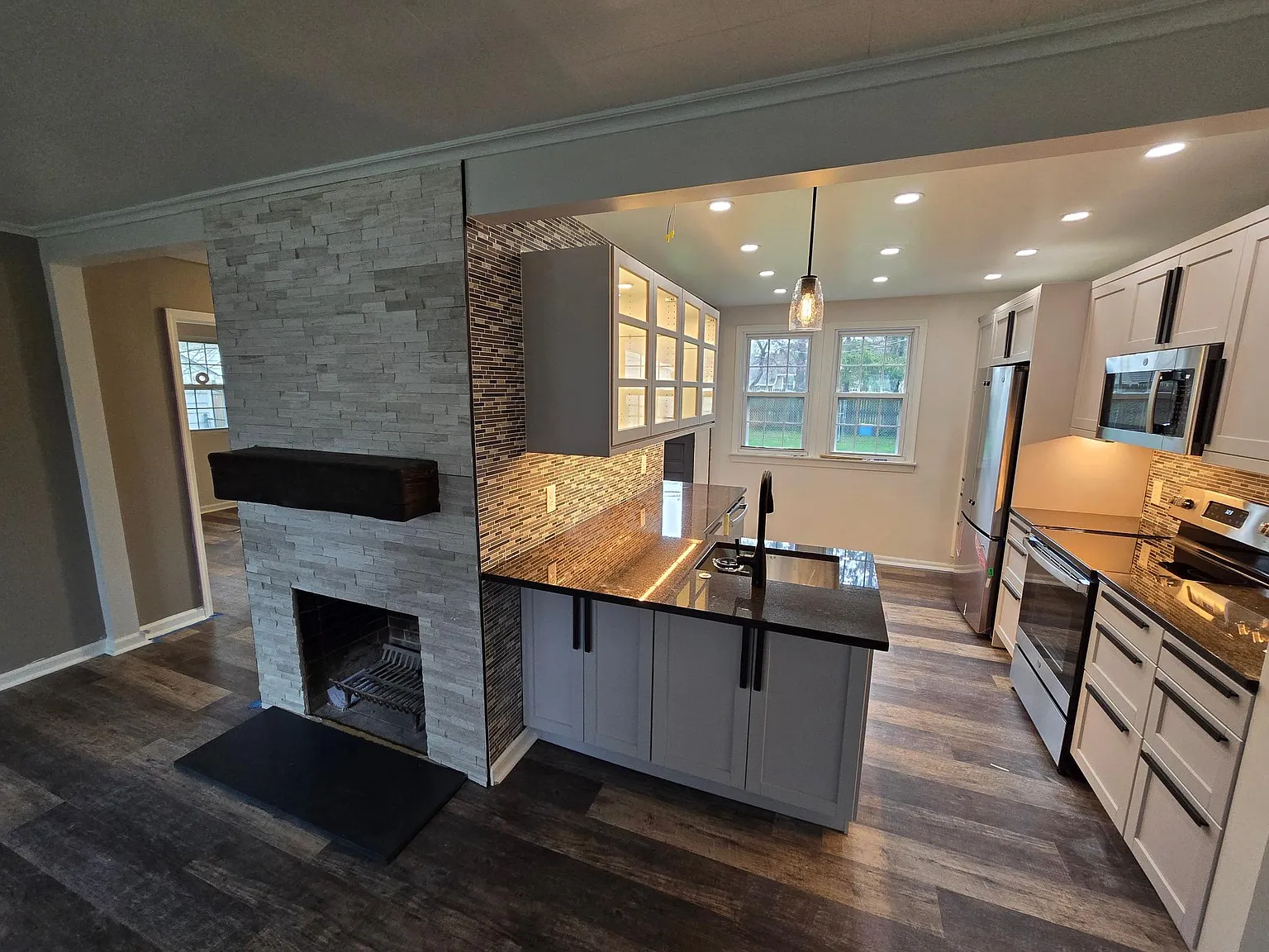 3 bed, 1106 sqft, $2,280 — Photo 2