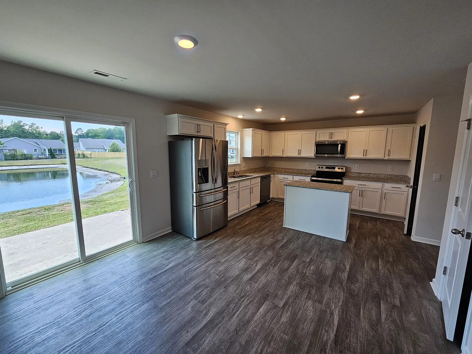 3 bed, 2.5 bath, 1704 sqft, $1,950 — Photo 4