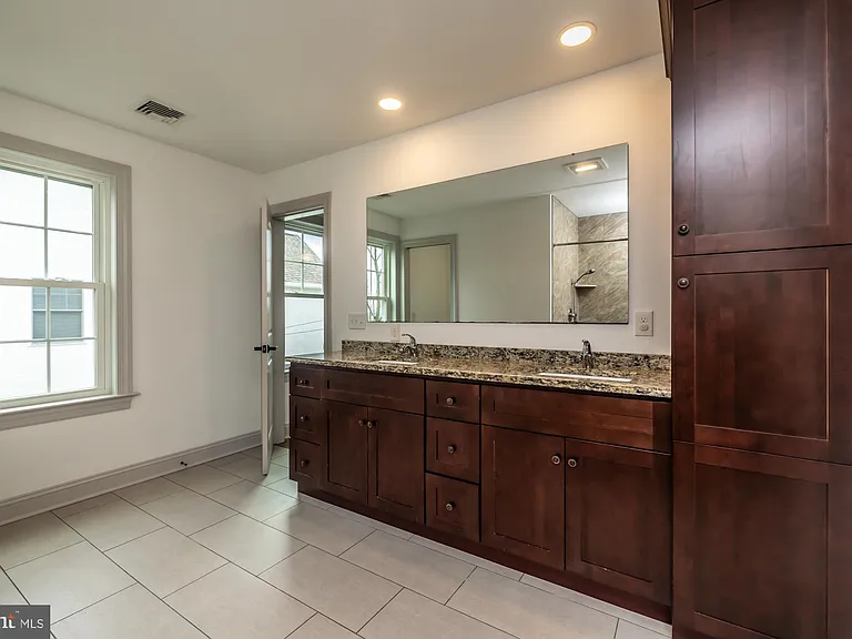 411 James St — Photo 38