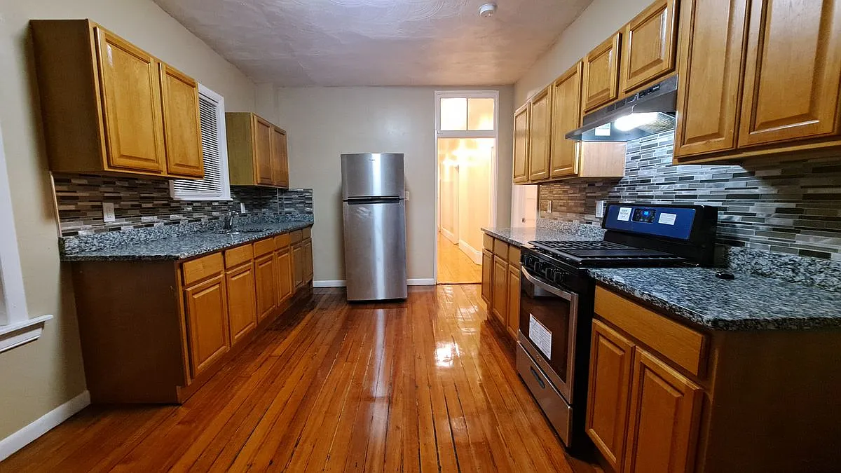 4 bed, 1.0 bath, 1200 sqft, $3,500 — Photo 3