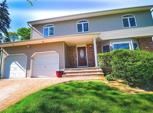 32 Maryland St, Dix Hills, NY 11746