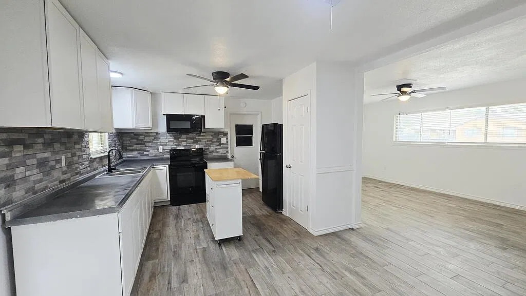 3 bed, 2.0 bath, 1276 sqft, $2,200 — Photo 4