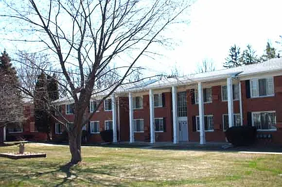 Colonial Apartments — Photo 4