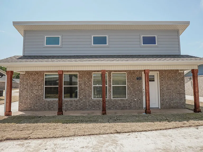 724 N Honey Locust Bnd — Photo 1