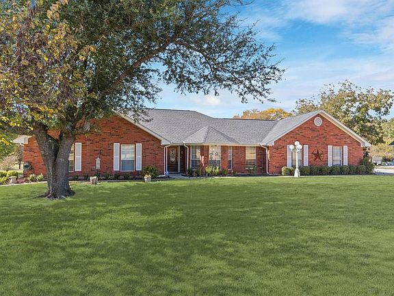 3rd image of 1319 Red Oak Cir