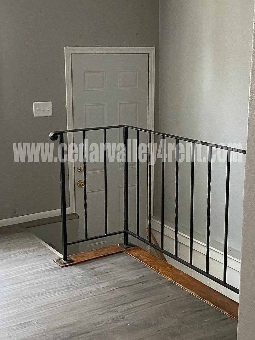2 Bedroom, 1 Bath Single Family Home 806 Ash St Waterloo, IA — Photo 3